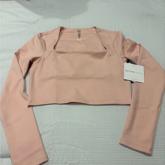 Beyond Yoga NWT Women's Pink Long Sleeve Cropped Top with built in bra - Picture 1 of 6
